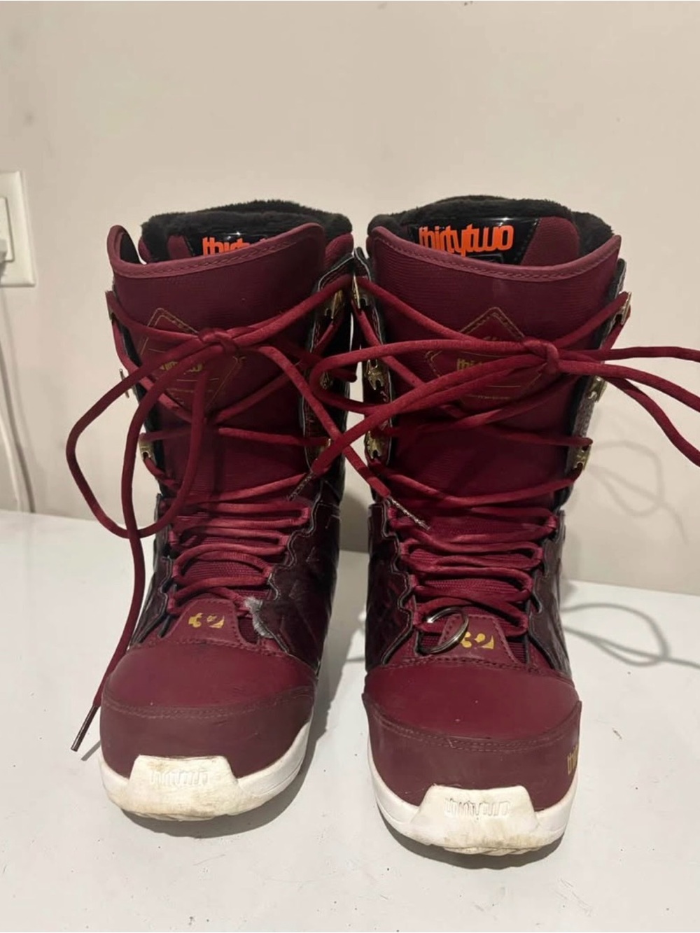 Maroon Women's Lace-Up Snowboard Boots - Maroon